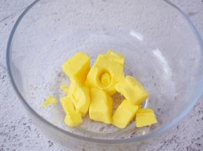 黄油提前室温软化至手指一按就过