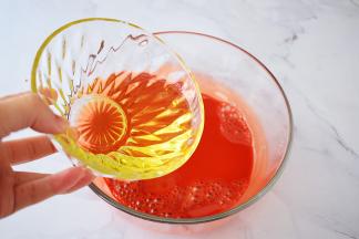 加入玉米油搅拌至乳化状