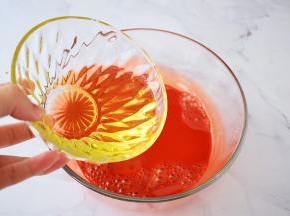 加入玉米油搅拌至乳化状