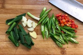 大蒜切片，蒜苗切段，独蒜切瓣，青辣椒斜切，小尖椒切圈。