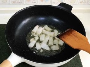 开火，往九阳轻奢炒锅中倒入适量食用油，油烧至三成热时，加入五花肉，直至五花肉爆出油，肉色变白。