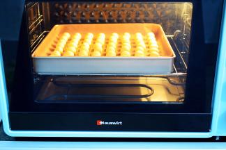 放入预热好的海氏烤箱，上下火170度，中层烤10分钟即可