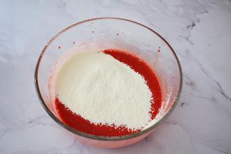 筛入低筋面粉，分两次筛入，每次筛入都要拌匀才能再筛入下一次