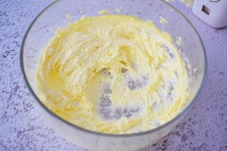 先用电动打蛋器搅拌至无糖粉，这是防止糖粉在打发时喷洒出来，再用电动打蛋器打发至蓬松发白