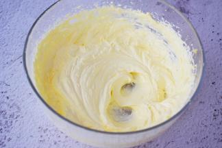 每次加入时都要打发至与黄油融化后再加入下一次