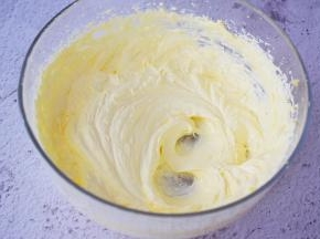 每次加入时都要打发至与黄油融化后再加入下一次
