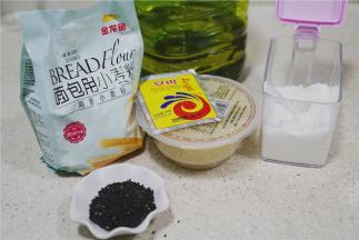 备好如图所用食材，金龙鱼面包用小麦粉，酒酿，玉米油，白糖，熟芝麻，酵母及少许细盐。