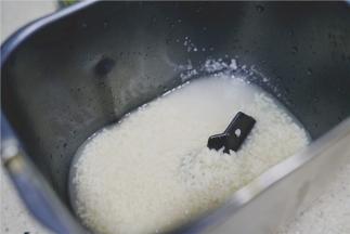 除面粉酵母玉米油外，其它食材均入面包桶里。