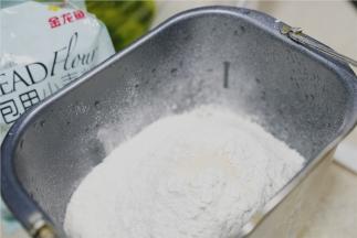 然后再加入酵母及金龙鱼面包专用粉。