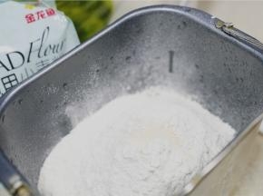 然后再加入酵母及金龙鱼面包专用粉。