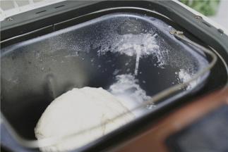 选择甜面包模式，将面揉至微光滑。