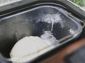 选择甜面包模式，将面揉至微光滑。