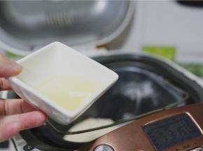 然后再加入玉米油，加入油之后盖一下保鲜膜，揉至油面完全融合之后就可以拿掉保鲜膜。