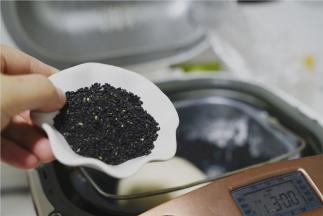 面包机揉至滴声之后，再加入熟芝麻。