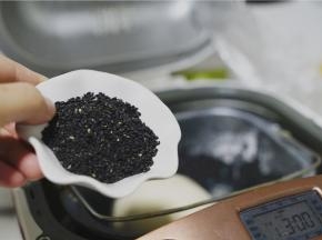 面包机揉至滴声之后，再加入熟芝麻。