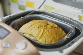 然后其它的工作就全都是面包机完成啦，三小时之后就可以吃到有味的面包啦。