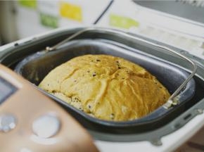 然后其它的工作就全都是面包机完成啦，三小时之后就可以吃到有味的面包啦。