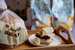 甜度不是太够，配上一点炼乳或是果酱就很不错哦。