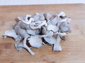 平菇去根，撕小块！