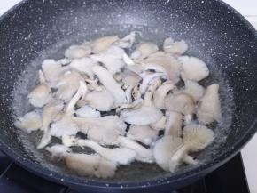 将平菇焯水，水烧开后，下平菇，大火焯水，2分钟！捞出淋干水分！