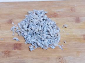 把平菇切丁。（尽量小一点，也可以根据喜欢切！）