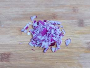 洋葱去皮切丁！