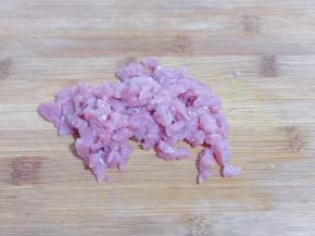 里脊肉洗干净切丁！