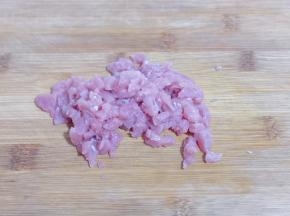 里脊肉洗干净切丁！