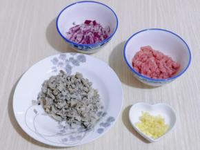 姜去皮切碎！准备工作完成！