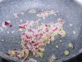 起油锅，加入切好的姜末与洋葱丁煸炒！