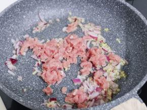 待葱姜炒出香味后，加入肉丁煸炒至变色！