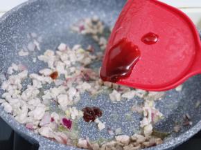 加入一小勺蚝油小火翻炒均匀！