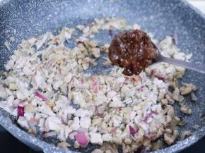 加入豆瓣酱翻炒均匀！