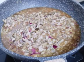 加入半小碗纯净水烧开，中火煮4分钟即可！