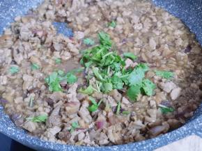 这时肉丁与平菇已熟，加入切好的香菜关火！