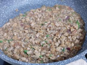 借助余温将香菜炒熟即可！