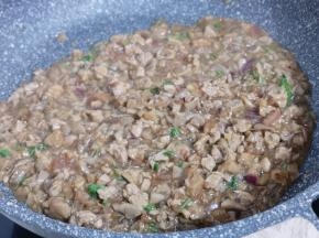 借助余温将香菜炒熟即可！