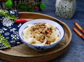 将煮熟的面装入碗中，再勺两勺肉卤！