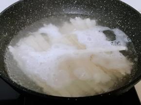 下面开始煮面！水烧开后下面，煮熟捞出过冷水！