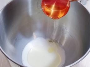 首先将液体加入厨师机桶中。(牛奶,玉米油)