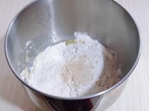 再将除黄油外的面团食材全部加入厨师机桶中!(主料中的食材全部是面团食材!)