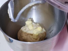 启动厨师机，1档揉面10分钟，10分钟后面团处于扩展阶段！这时加入室温软化的黄油！再次启动厨师机2档揉面约为20分钟！
