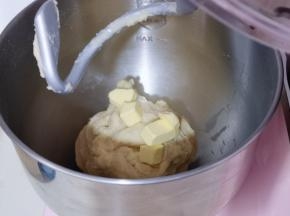 启动厨师机,1档揉面10分钟,10分钟后面团处于扩展阶段!这时加入室温软化的黄油!再次启动厨师机2档揉面约为20分钟!