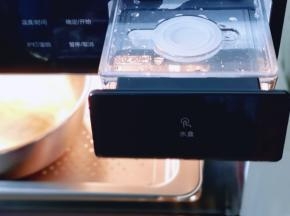 将蒸烤箱水盒注满纯净水!