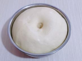 发酵好的面团是原来的两倍大，用手指按一下，不回缩即为发酵完成！取出揉圆排气，盖上保鲜膜醒10分钟！