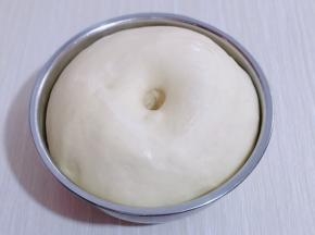发酵好的面团是原来的两倍大,用手指按一下,不回缩即为发酵完成!取出揉圆排气,盖上保鲜膜醒10分钟!
