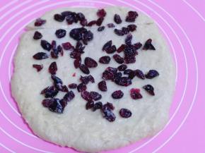 撒上蔓越莓干。（你喜欢的果干都可以）