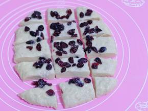 再将面皮切出均匀的小块！