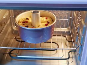 将模具入烤箱中层的烤网上。