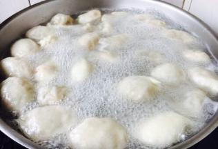 锅里放大量的水，水开后放入饺子，朝一个放搅动，期间水开后往里倒入一小碗的凉水，这样重复4次，饺子熟后捞出。
